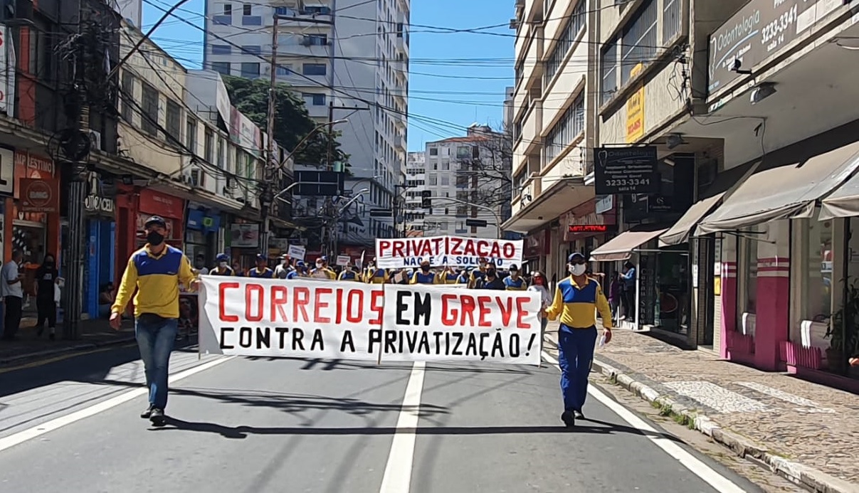 Em greve, trabalhadores dos Correios fazem ato