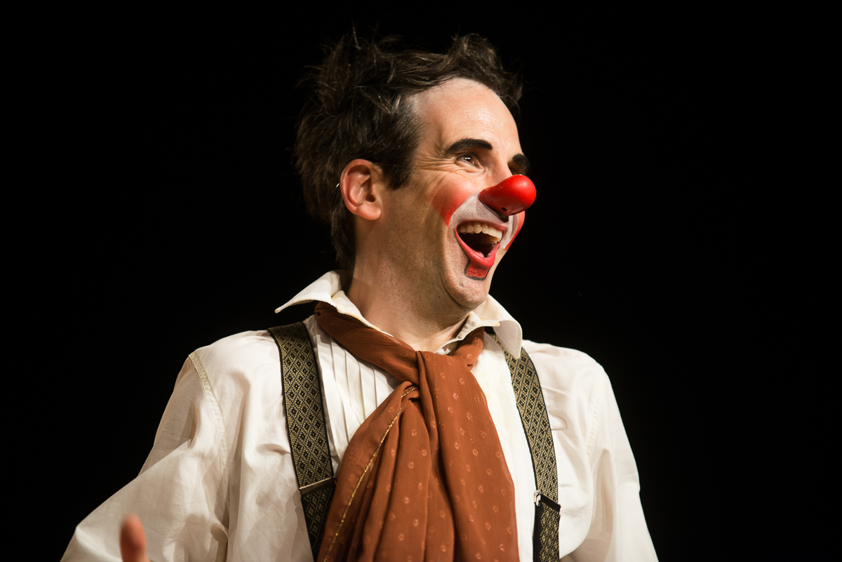 Espetáculo revela o lado melancólico de um palhaço