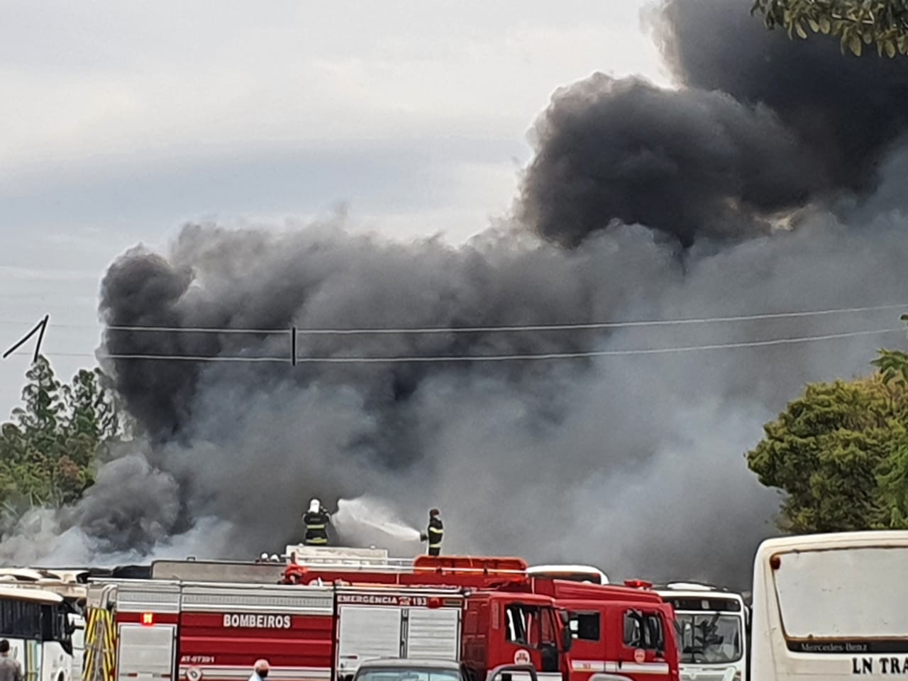 Incêndio destrói ônibus em Paulínia; veja fotos