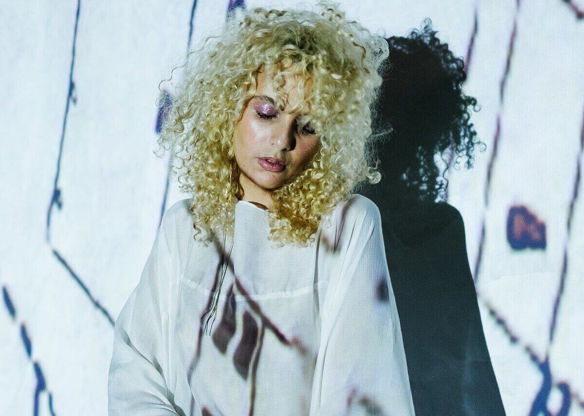 Luiza Lian faz show virtual na série música do Sesc