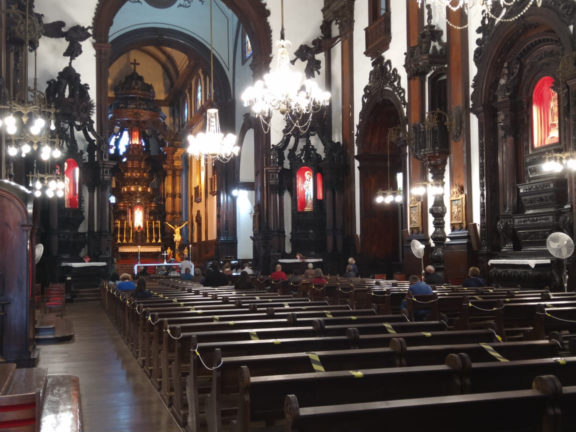 Missa na Catedral tem termômetro e bancos isolados