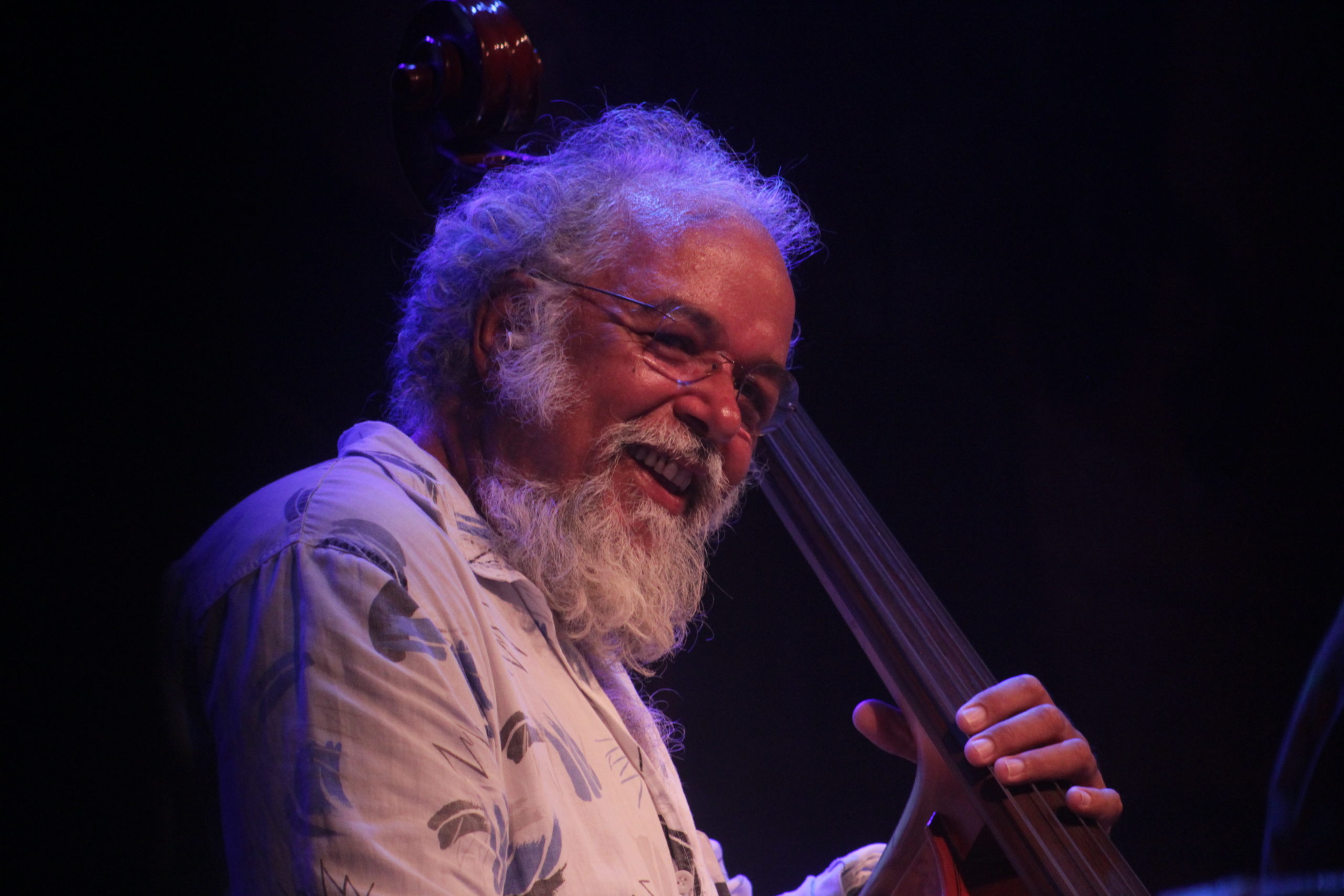 Anelo grava vídeo com o músico Arismar do Espírito Santo