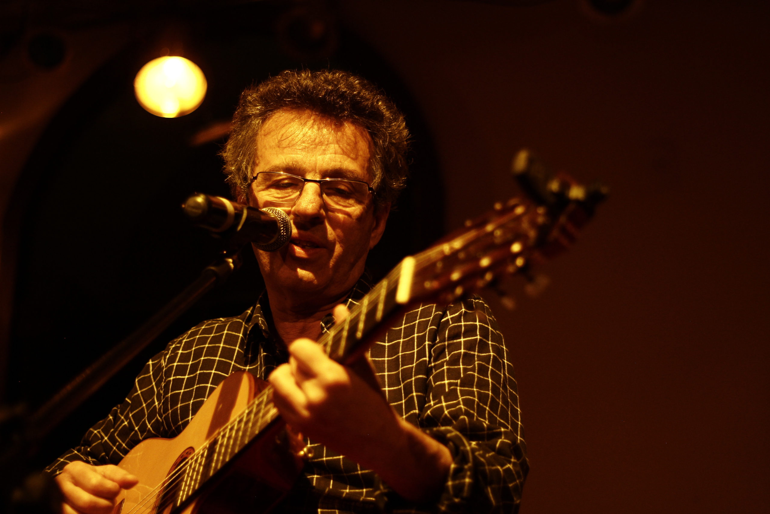 Péricles Cavalcanti revisita seus clássicos