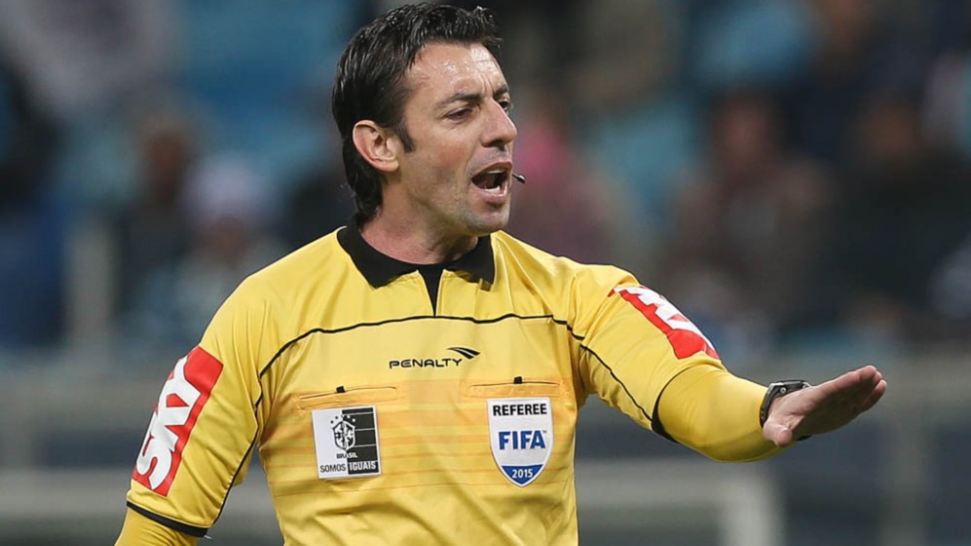 Raphael Claus apita o dérbi nesta terça