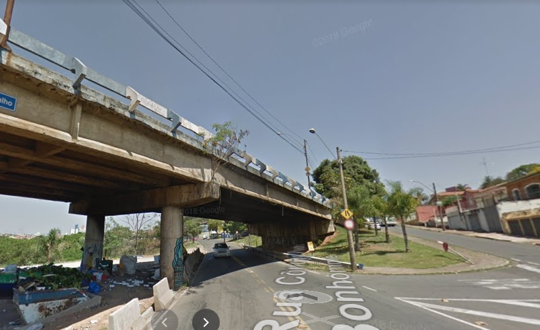 Caminhão atinge viaduto e tomba em Campinas