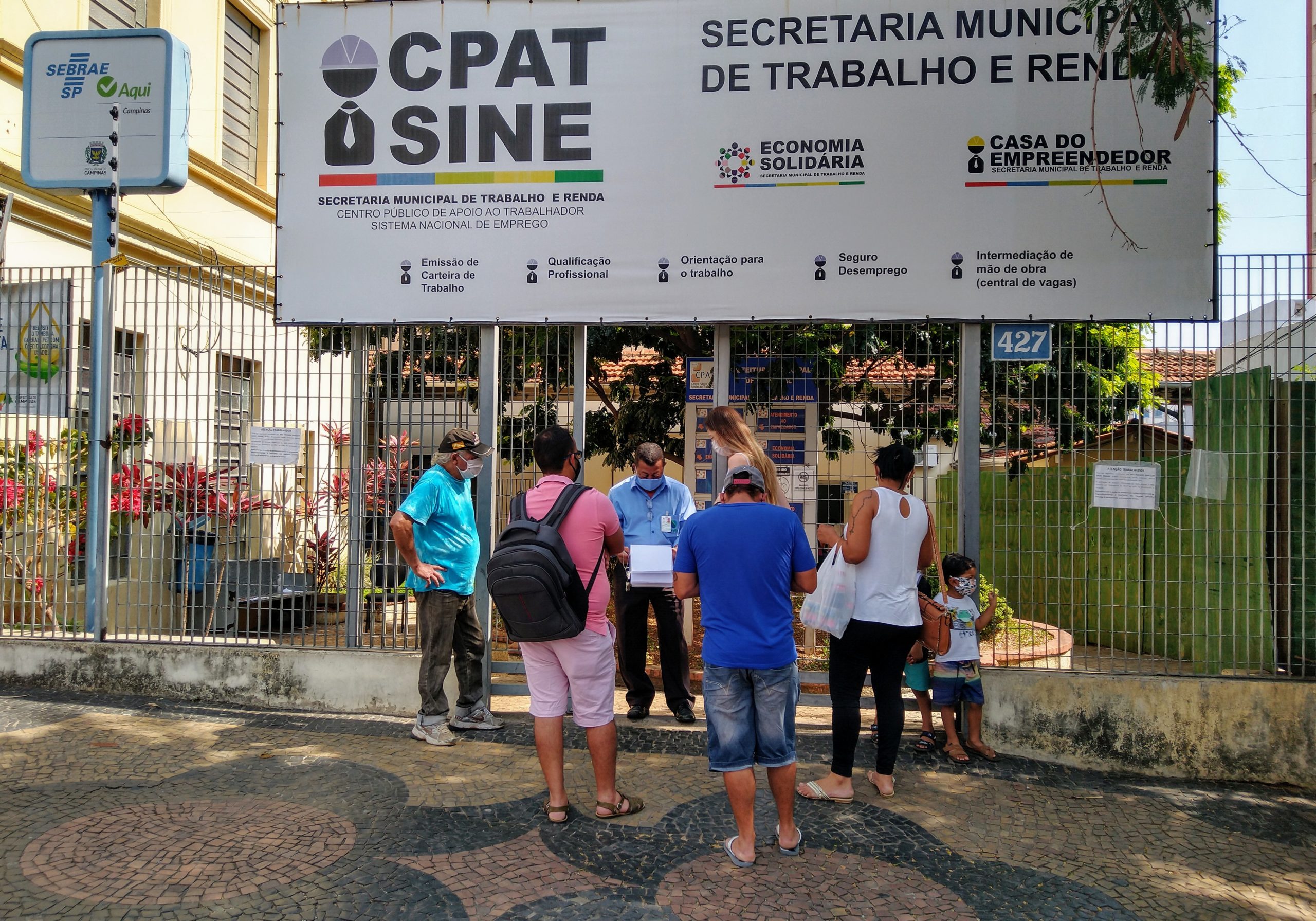 Oferta de emprego aumenta, mas ainda é baixa