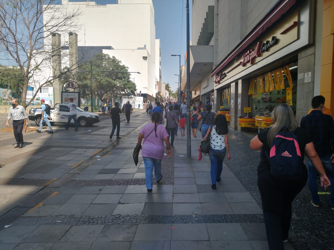 Fluxo no centro segue alto após restrição ao comércio