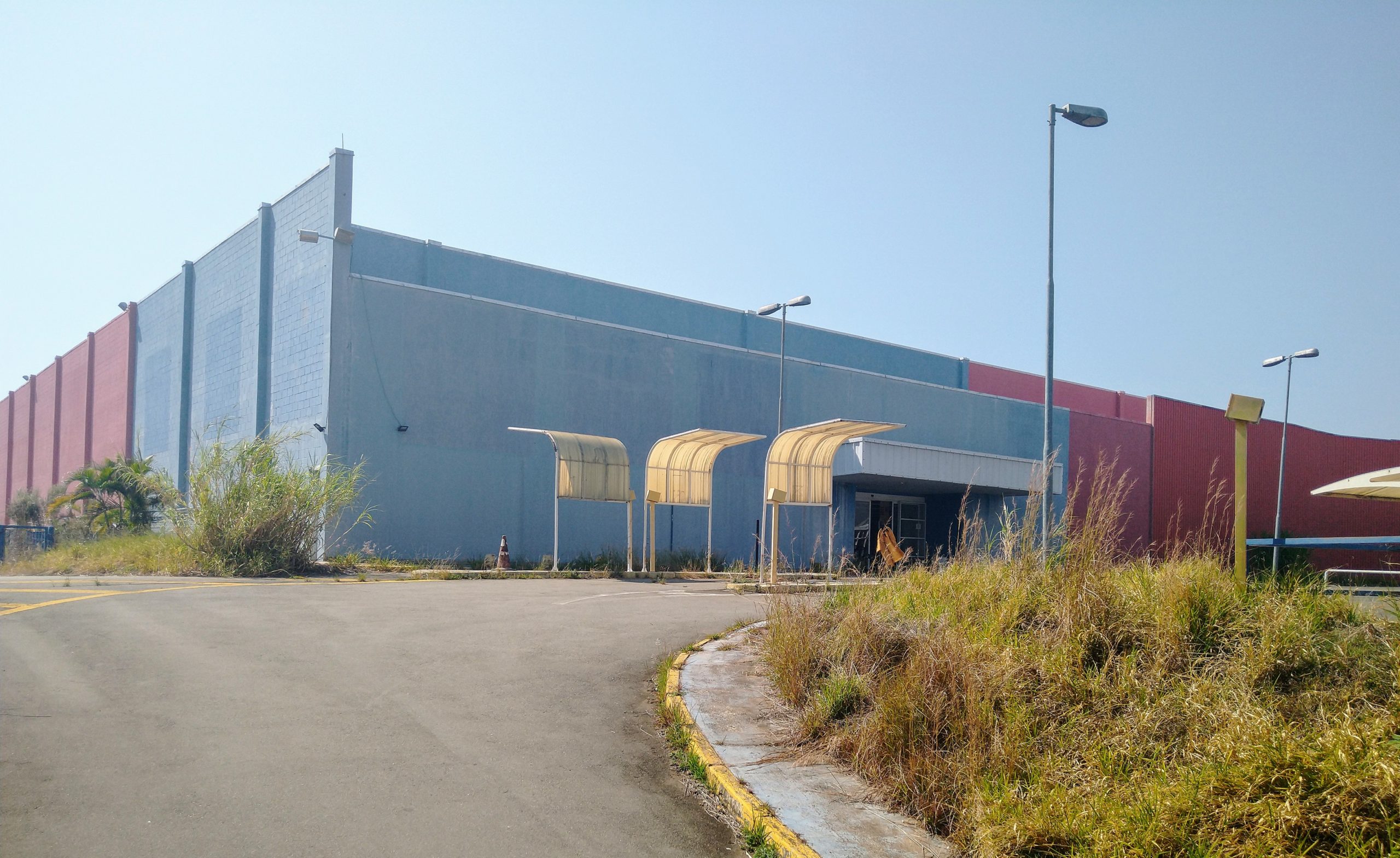 Hipermercado fechado causa transtornos