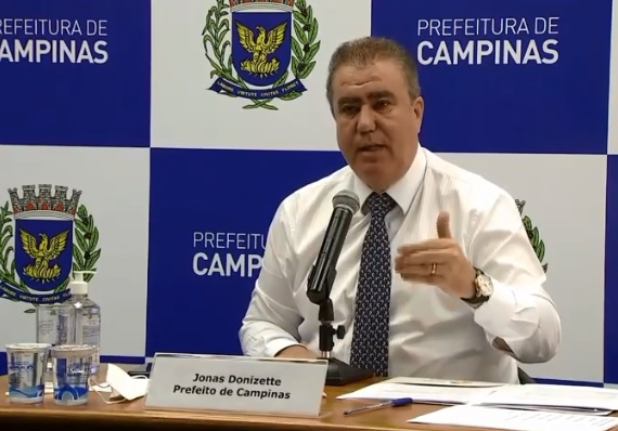 Jonas admite adiar volta das aulas presenciais