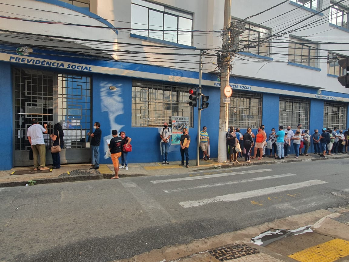 População se revolta com INSS fechado