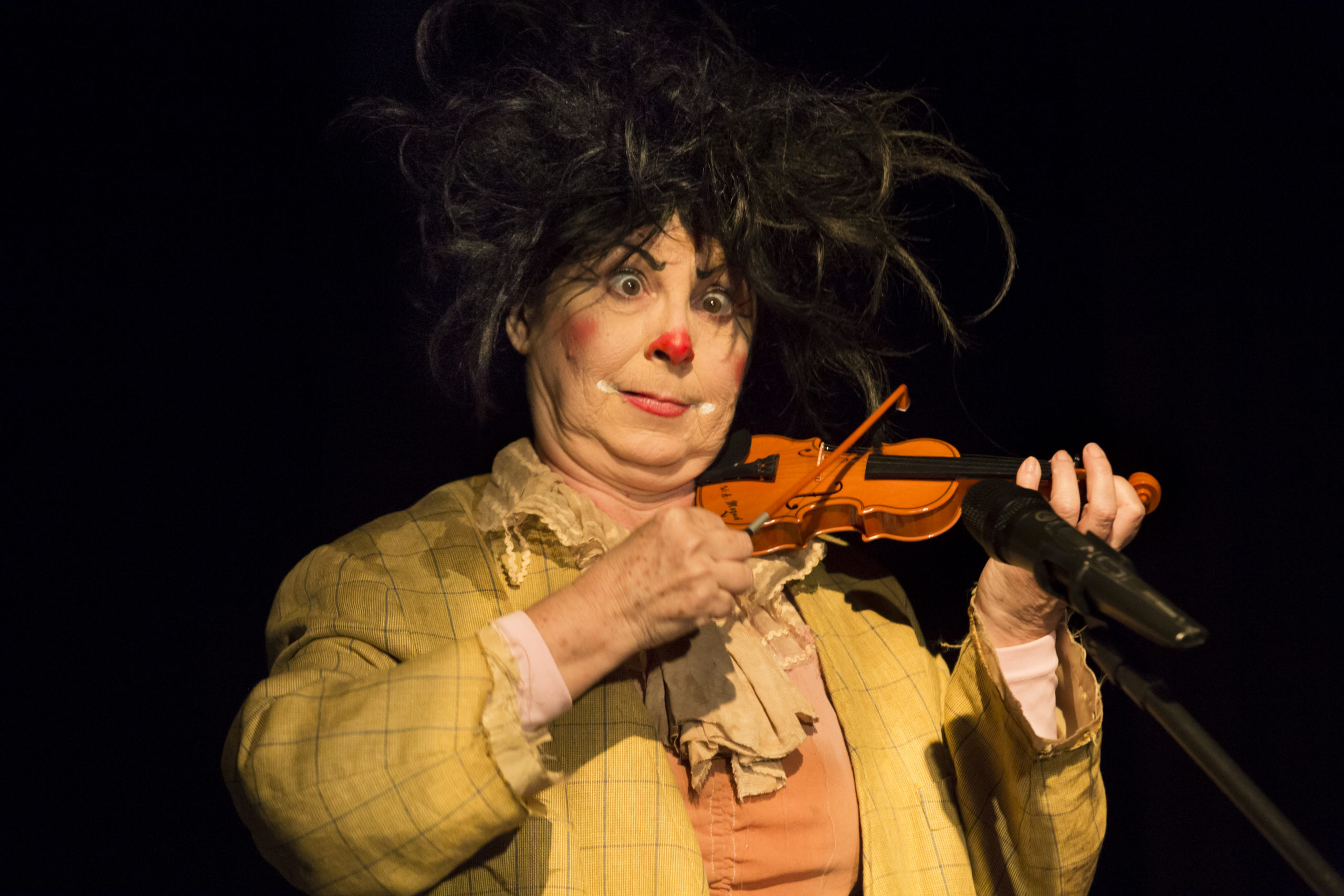 Lily Curcio faz apresentação virtual neste sábado