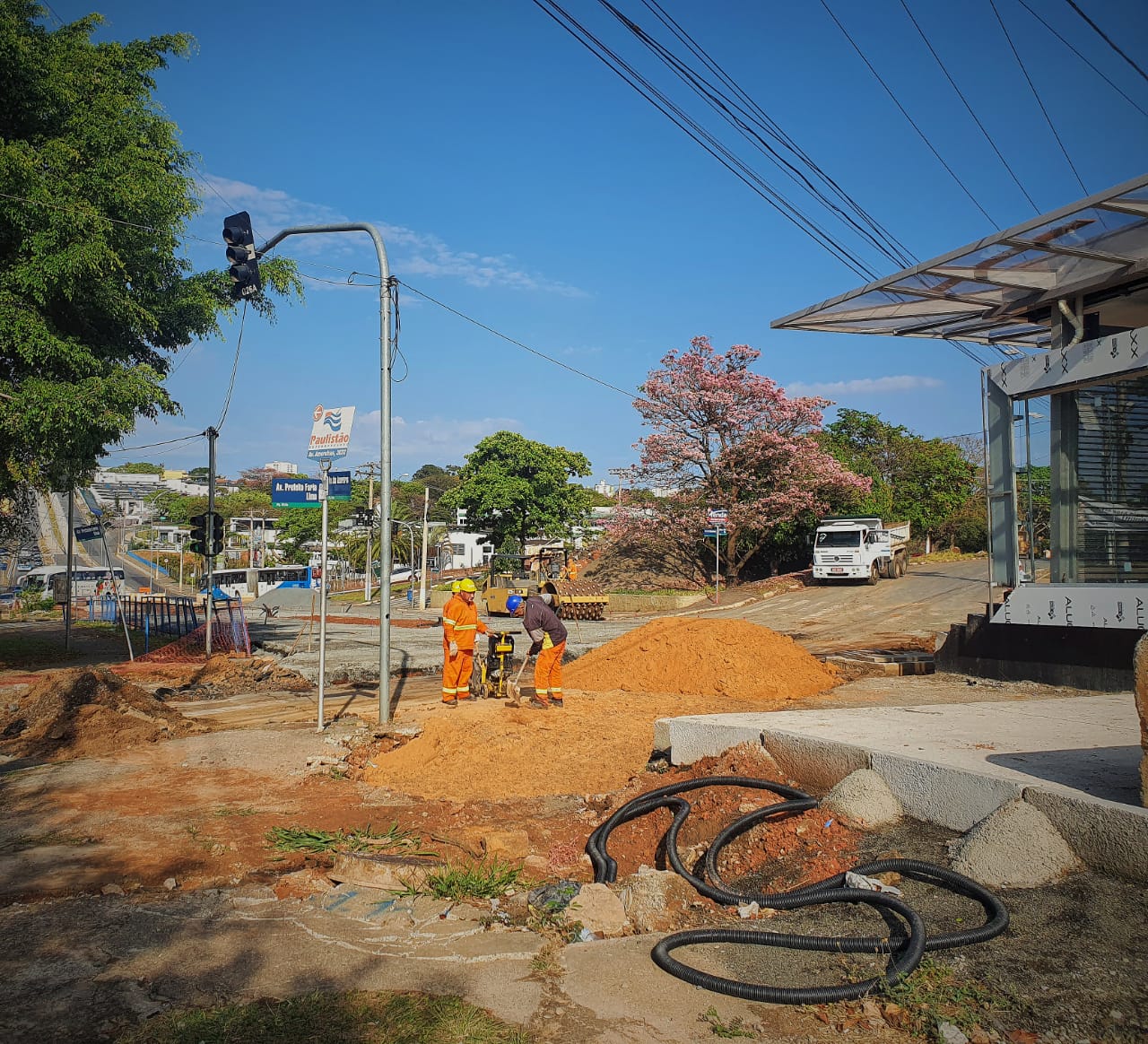 Obra do BRT interdita cruzamento da Amoreiras