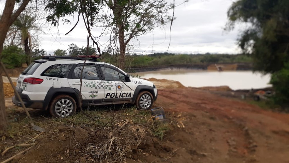 Polícia prende dois em mineradora ilegal em Jaguariúna