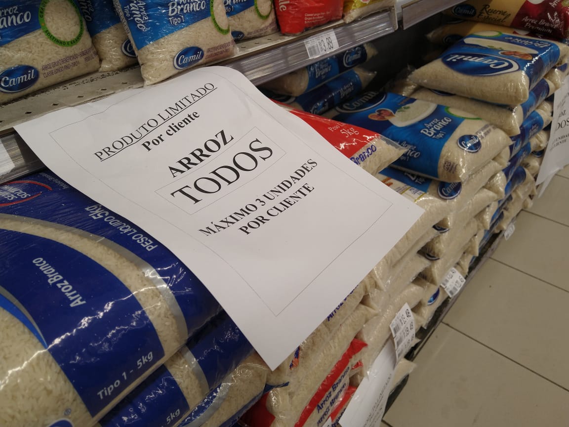 Supermercados limitam venda de óleo e arroz