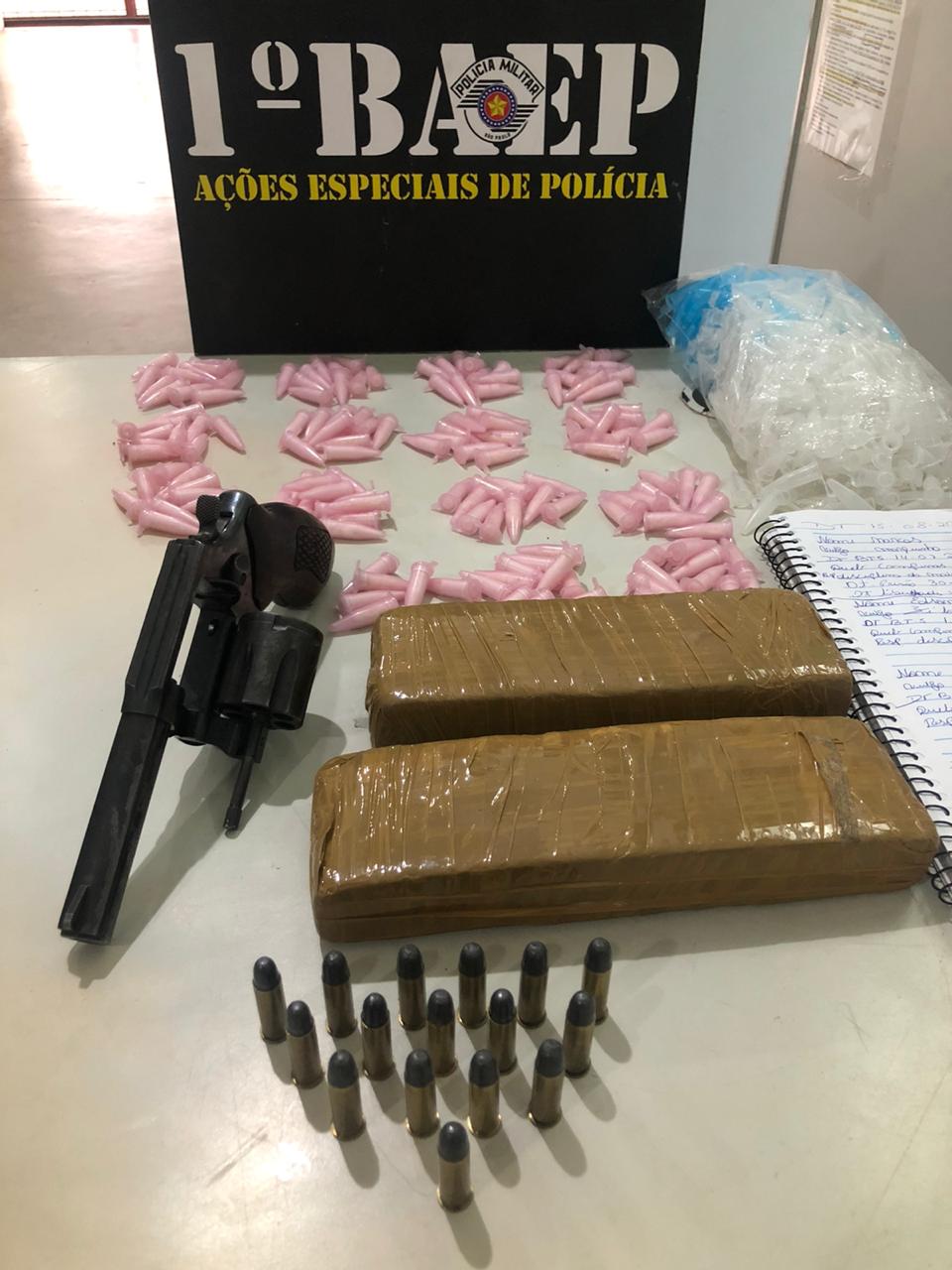 Integrantes de facção são presos com drogas