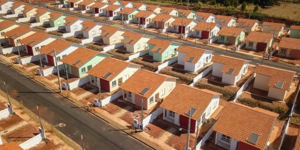 Em Rio Claro, estado vistoria terreno para habitação popular
