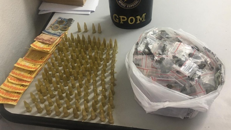 Homem encontra drogas e dinheiro no quintal