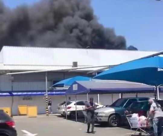 Supermercado fecha após fogo em ar condicionado