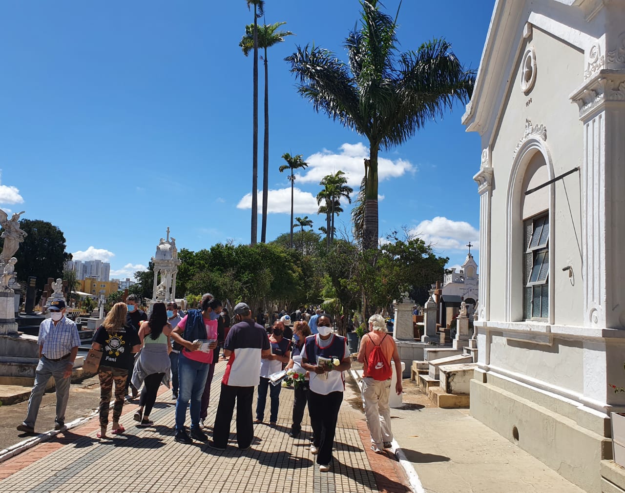 Prefeitura reabre cemitérios à visitação no Dia das Mães