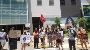 Manifestantes fazem ato no Carrefour da Norte-Sul