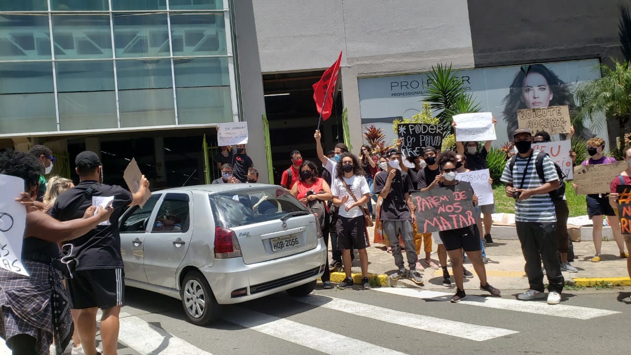 Manifestantes fazem ato no Carrefour da Norte-Sul