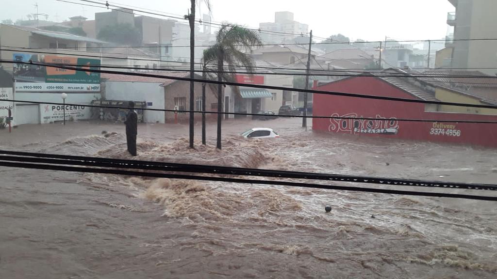 Temporal causa destruição em São Carlos
