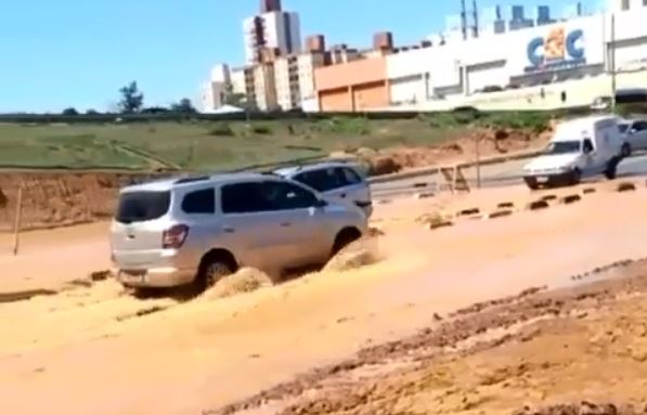 Vazamento nas obras do BRT deixa 19 bairros sem água