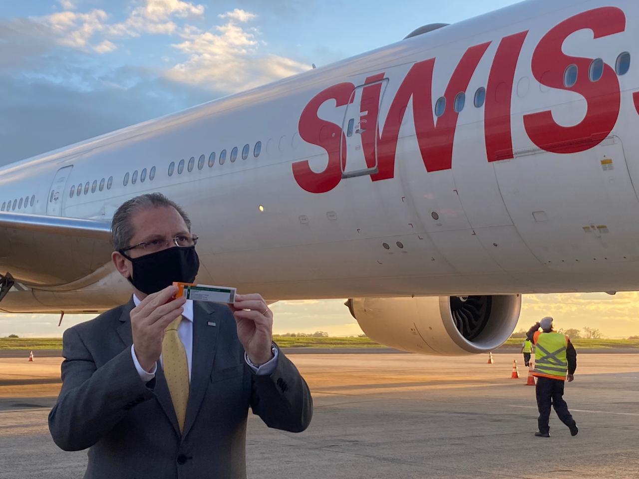 Avião com insumos para 5,5 mi de doses da CoronaVac pousa em Viracopos