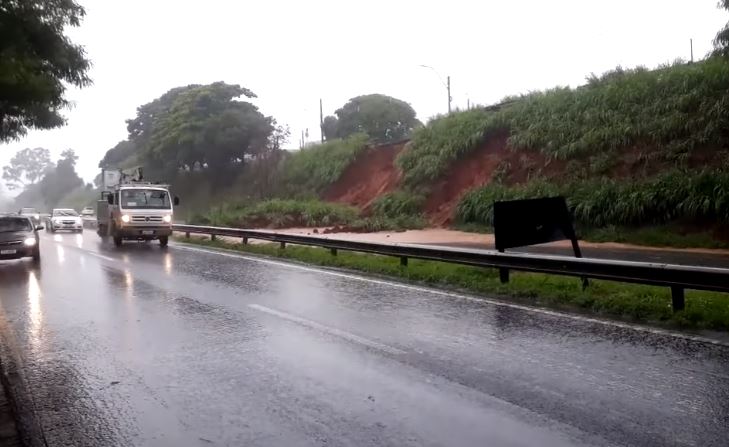 Motorista tenta pegar chapéu e sofre acidente na SP-304