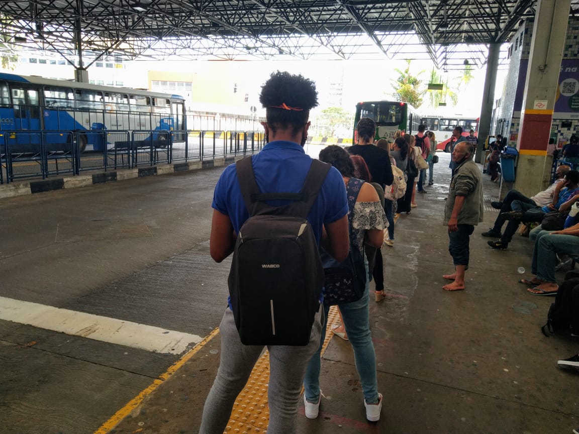 Em meio ao repique da pandemia, ônibus seguem lotados
