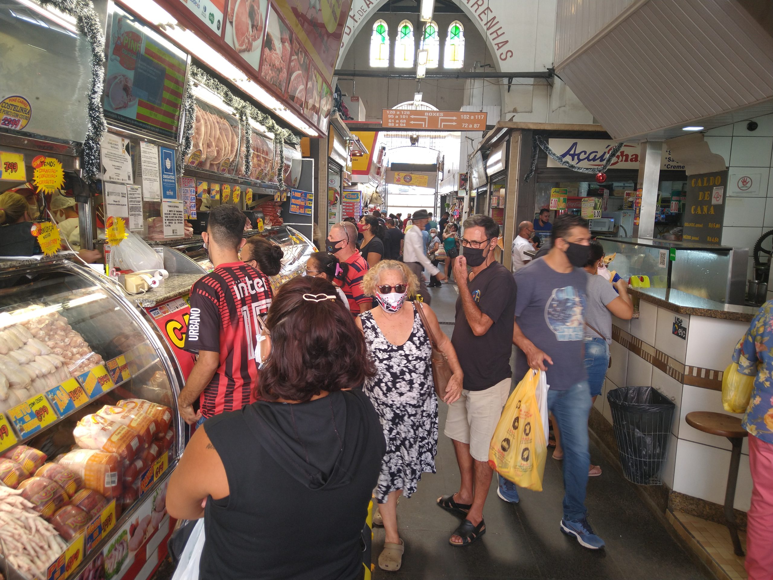 Mercadão de Campinas tem movimentação intensa nesta sexta-feira