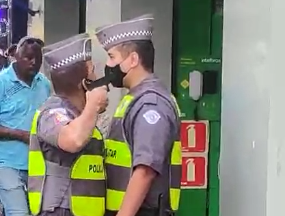 PM aponta arma para cabeça de outro policial em SP – veja o vídeo