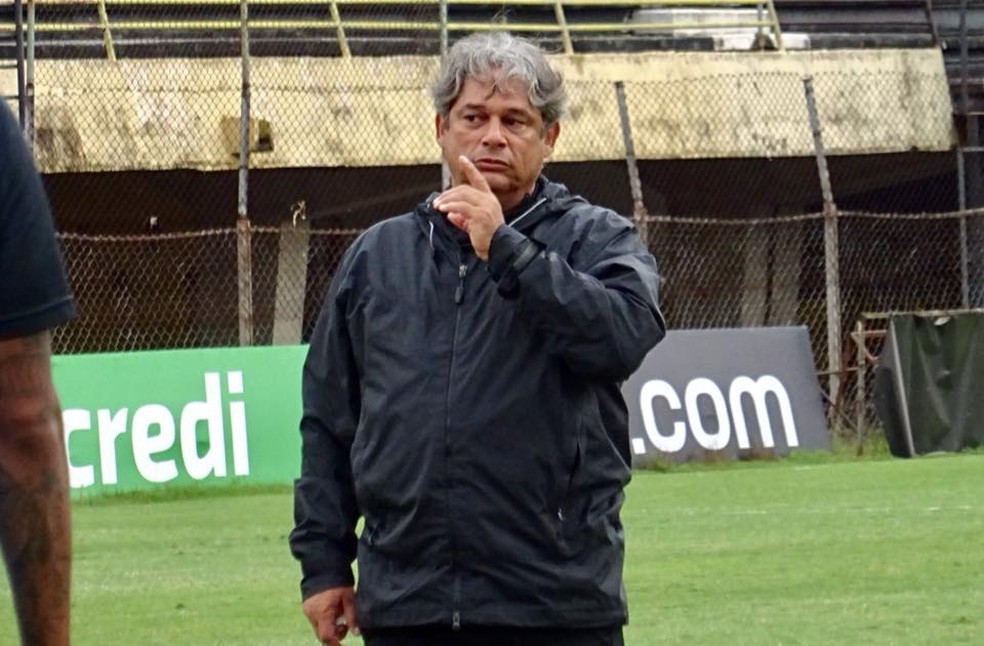 Técnico de futebol Marcelo Veiga morre de covid-19