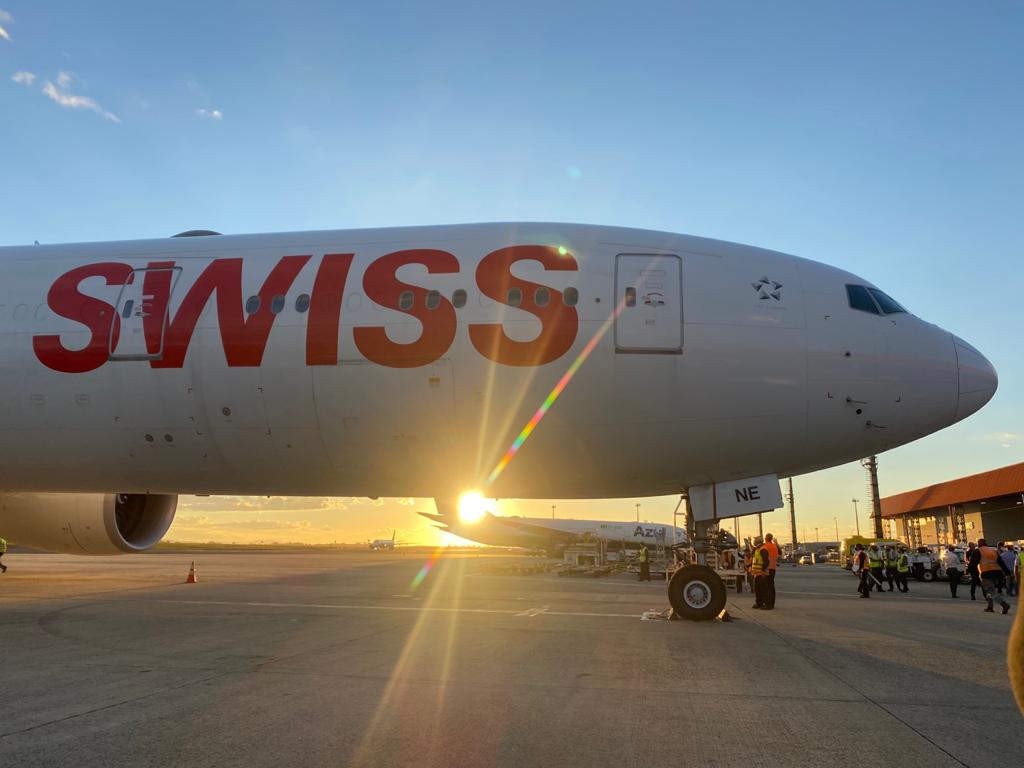 Veja o vídeo da chegada do avião com insumos para vacina em Viracopos