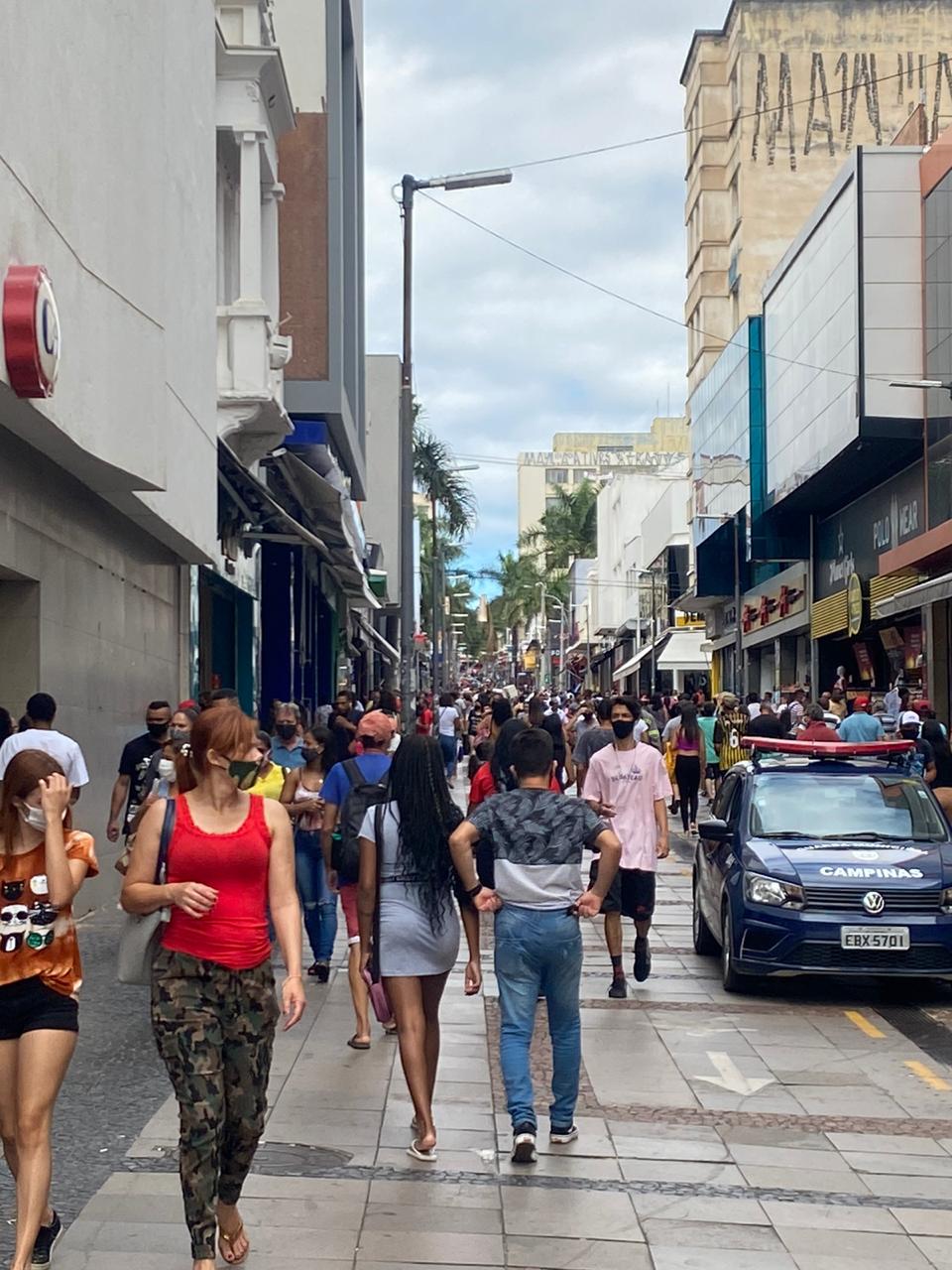 Véspera de Natal tem movimentação intensa na 13 de Maio