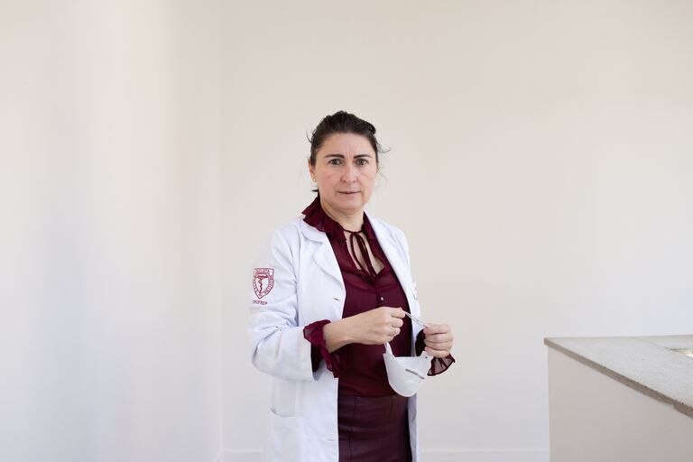 Voluntária se emociona com início de vacinação