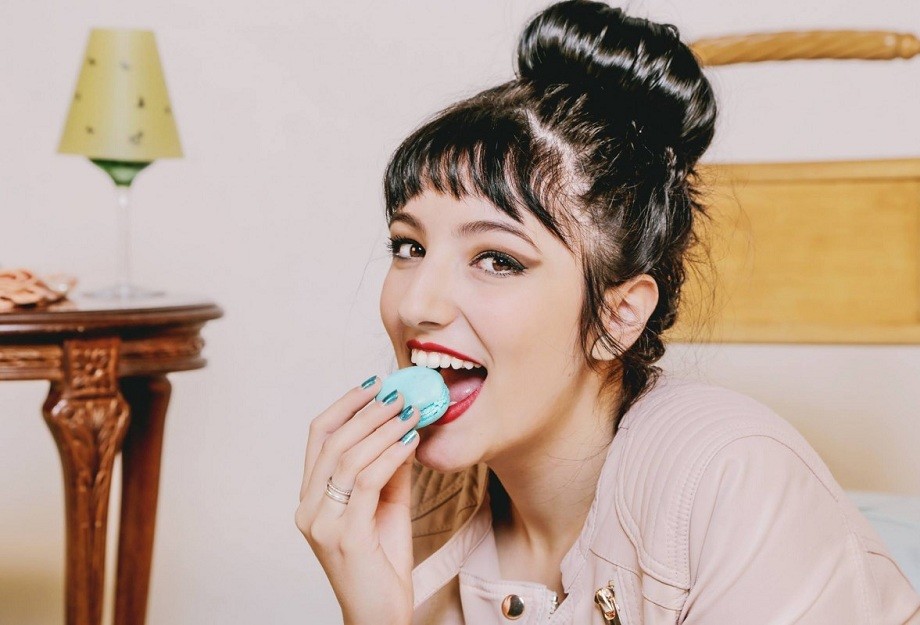 A mistura de arte, pop e melancolia da cantora Jenni Mosello