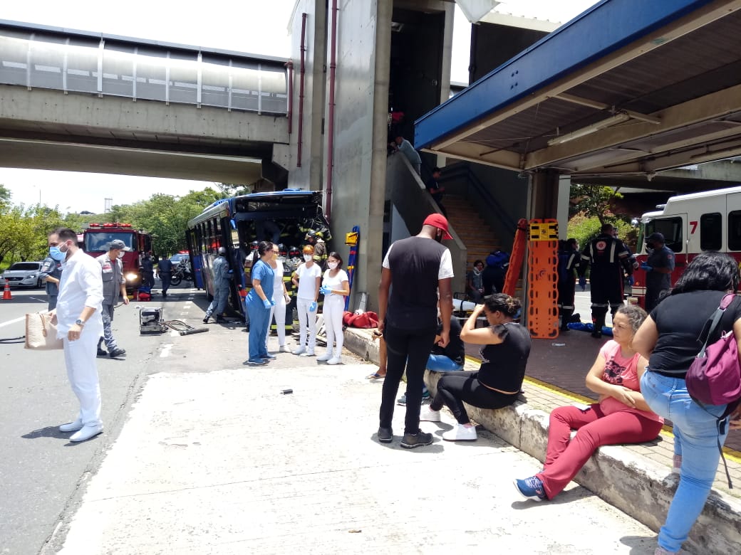 Acidente com ônibus deixa 14 feridos na Lix da Cunha – veja o vídeo