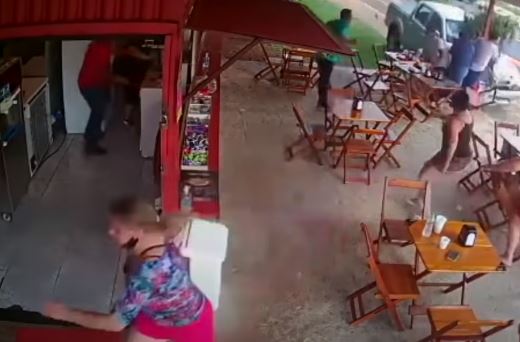 Homem morre após caminhonete atingir clientes de pastelaria