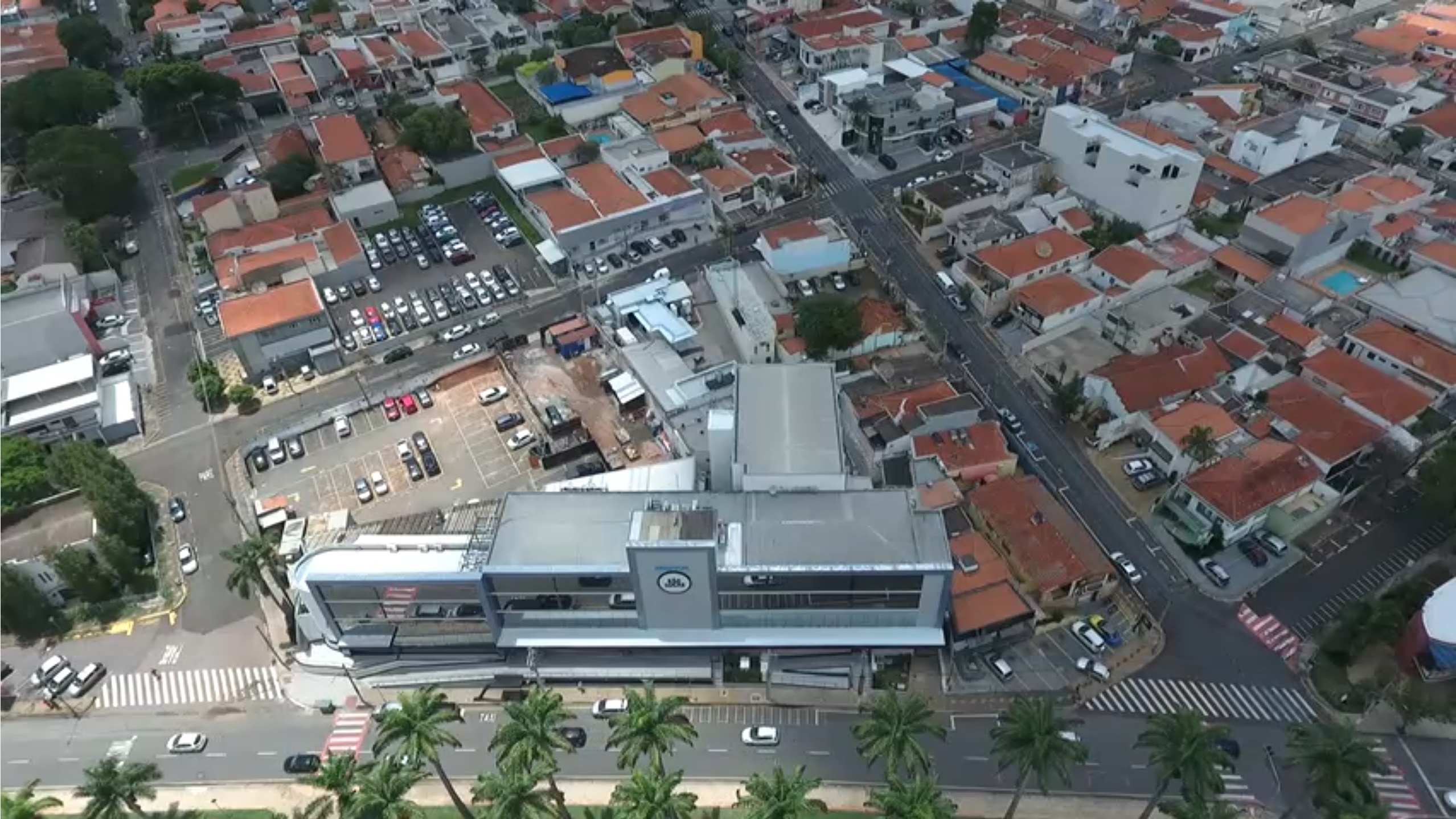 Carro dirigido por menor bate em Americana