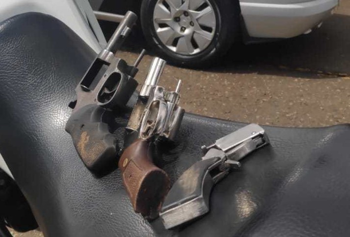 Assalto a condomínio termina com quatro presos