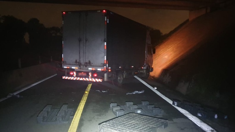 Bandidos fazem reféns e roubam carga avaliada em R$ 960 mil