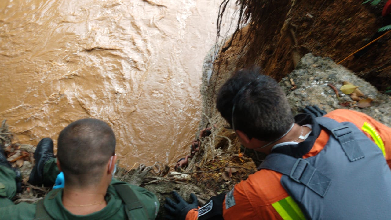 Bombeiros resgatam meninos em rio – veja o vídeo