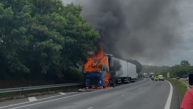 Caminhão pega fogo no Anel Viário – veja vídeo