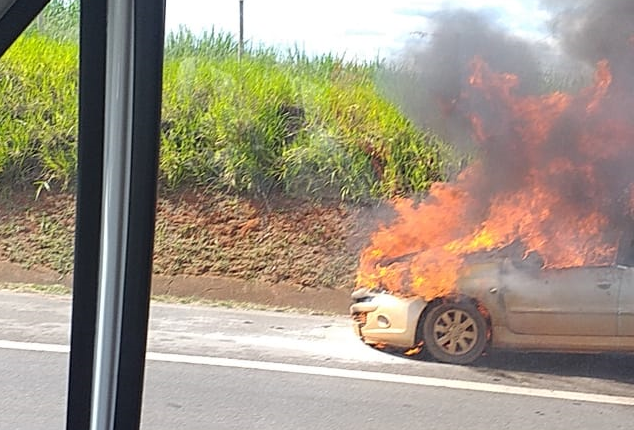 Carro pega fogo na Dom Pedro – veja o vídeo