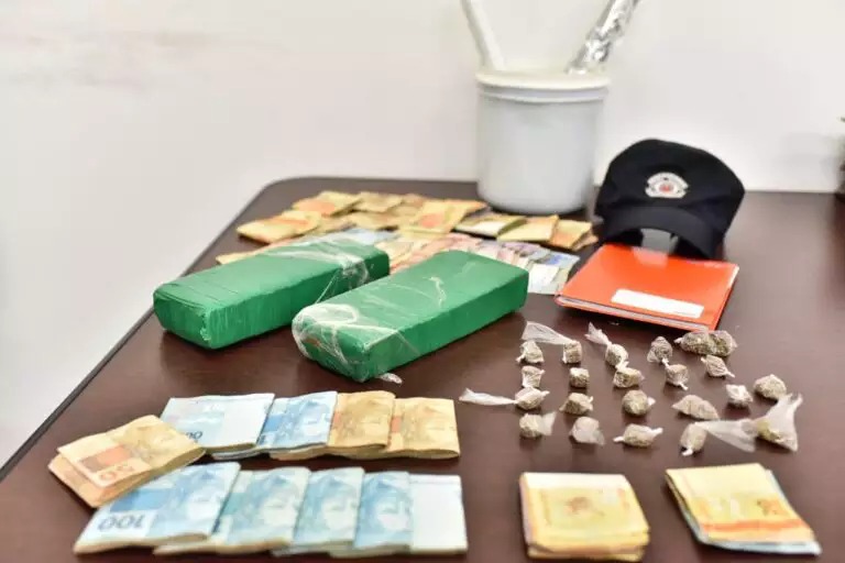 Casal com drogas é preso após tentativa de suborno