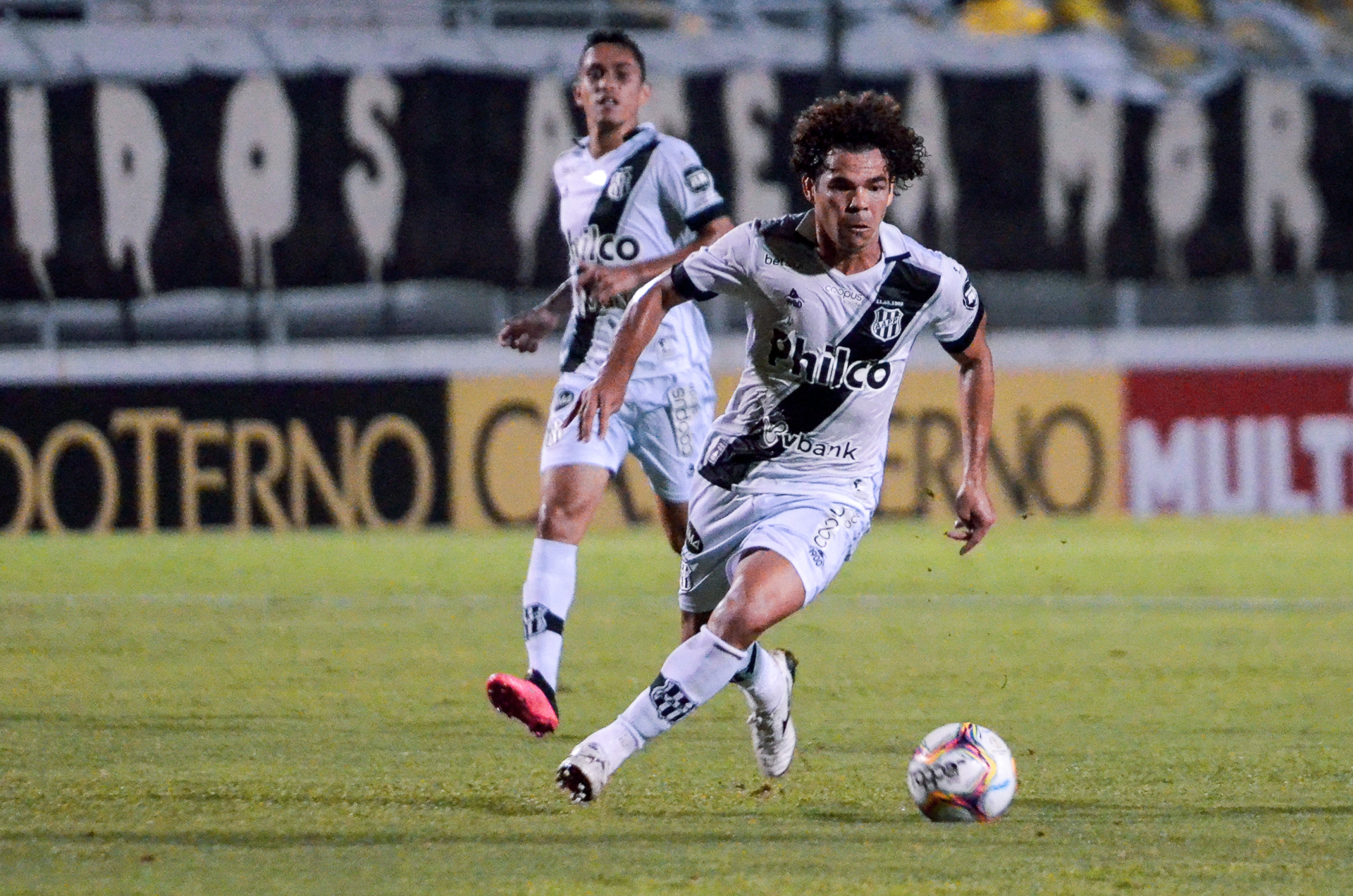 Camilo renova contrato com a Ponte Preta