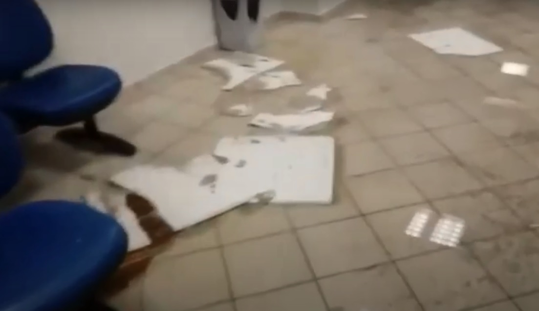 Chuva volta a derrubar forro em agência do INSS