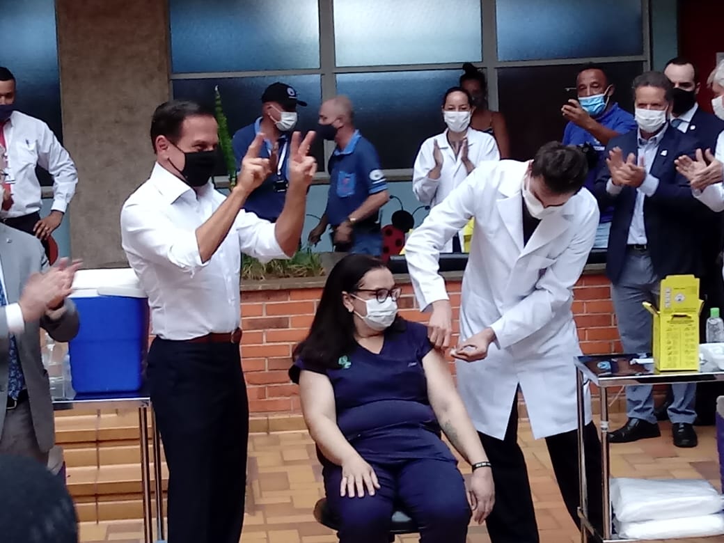 Enfermeira é a primeira vacinada contra covid-19 em Campinas