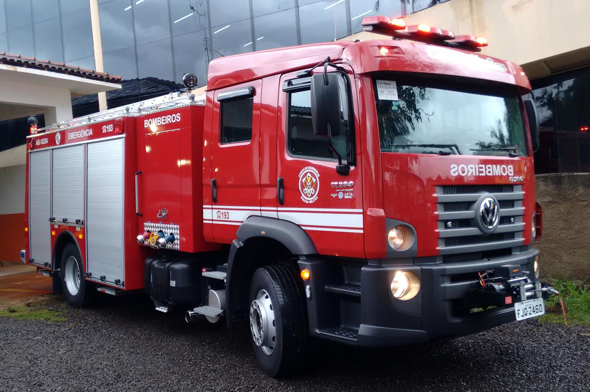 Homem agride mulher, ateia fogo em apartamento e causa interdição de bloco